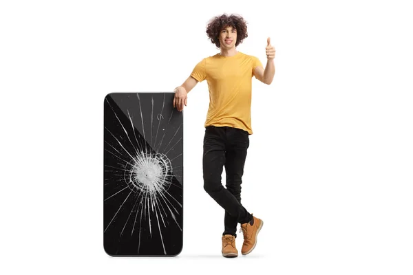 Chlap Rozbitým Smartphone Ukazující Palce Nahoru Izolované Bílém Pozadí — Stock fotografie
