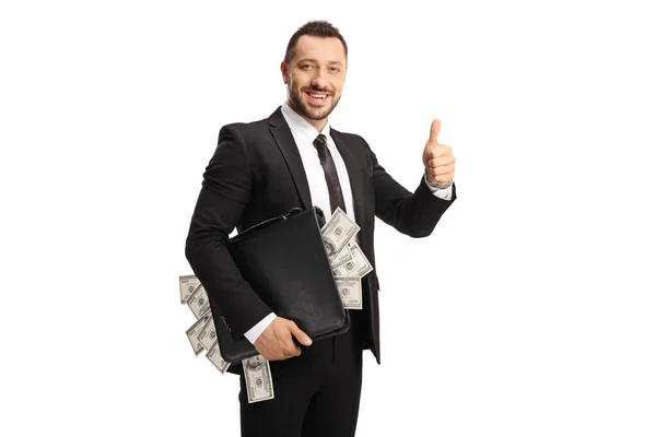 Χαμογελαστή Επιχειρηματίας Κρατώντας Μια Βαλίτσα Γεμάτη Χρήματα Και Gesturing Αντίχειρες — Φωτογραφία Αρχείου