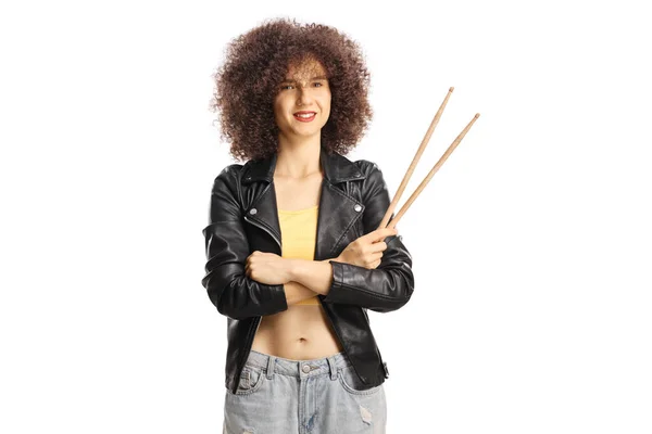 Młoda Kobieta Muzyk Kręconymi Włosami Trzyma Pałeczki Perkusyjne Uśmiecha Się — Zdjęcie stockowe
