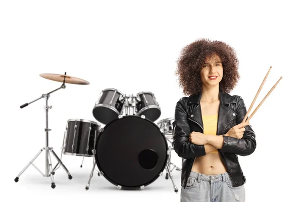 Młoda Perkusistka Kręconymi Włosami Trzymająca Pałeczki Uśmiechająca Się Odizolowana Białym — Zdjęcie stockowe