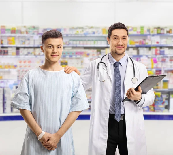Αρσενικό Γιατρό Και Ένα Νεαρό Αρσενικό Ασθενή Μέσα Ένα Φαρμακείο — Φωτογραφία Αρχείου