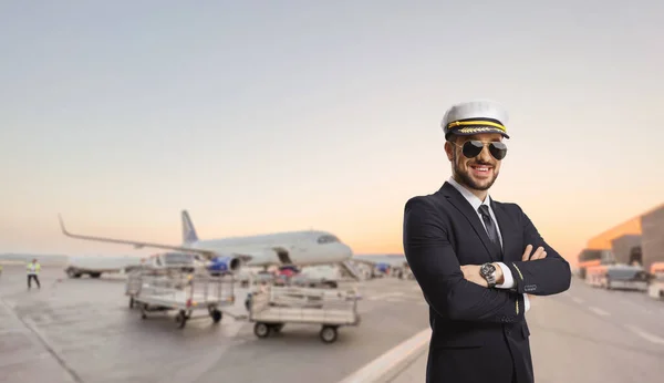 Piloot Glimlachen Poseren Een Vliegveld Schort — Stockfoto