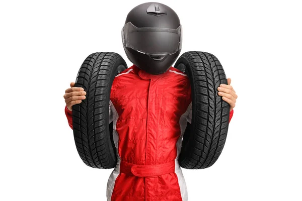 Racer Met Een Helm Houden Autobanden Geïsoleerd Witte Achtergrond — Stockfoto