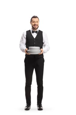 Bir yığın tabak taşıyan ve beyaz arkaplanda izole edilmiş bir sunucunun tam boy portresi