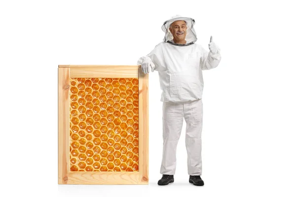 Mature Male Bee Keeper Uniform Leaning Big Honeycomb Frame Gesturing — Stock Photo, Image
