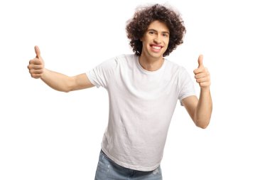 Beyaz arka planda kıvırcık saçlı, güzel bir adam.