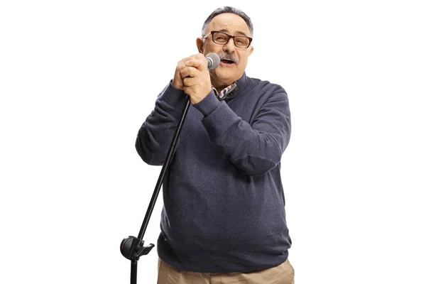 Volwassen Man Zingen Een Microfoon Geïsoleerd Witte Achtergrond — Stockfoto