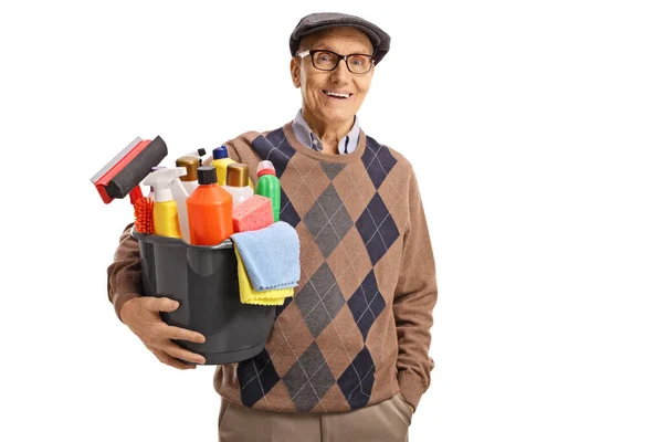 Oudere Man Met Een Emmer Met Schoonmaakmiddelen Glimlachend Geïsoleerd Witte — Stockfoto