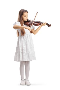 Beyaz elbiseli bir kızın beyaz arka planda izole edilmiş keman çalarkenki uzun portresi. 