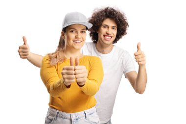 Mutlu adam bir kızın arkasında duruyor ve beyaz arka planda izole bir şekilde işaret veriyor.