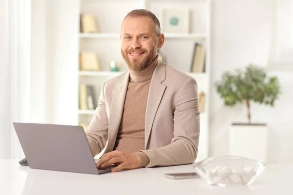 Mężczyzna Siedzący Przed Laptopem Domu Uśmiechnięty Kamery — Zdjęcie stockowe