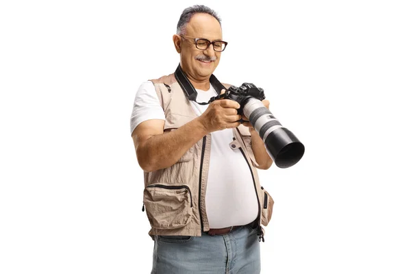 Männlicher Fotoreporter Hält Eine Professionelle Kamera Der Hand Und Überprüft — Stockfoto