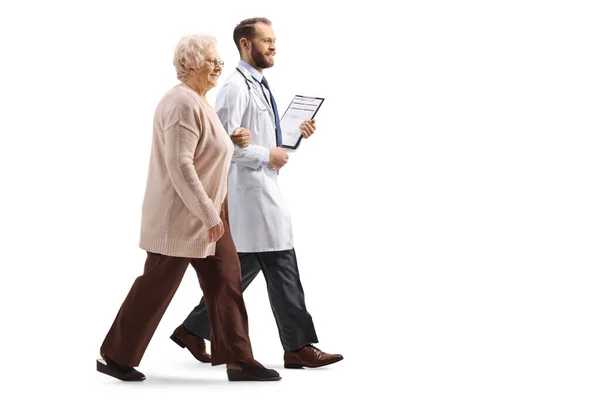 Pełne Ujęcie Starszej Kobiety Chodzącej Trzymającej Lekarza Pod Ramieniem Białym — Zdjęcie stockowe