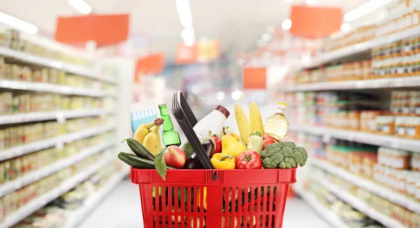 Süpermarkette Kırmızı Alışveriş Sepeti — Stok fotoğraf