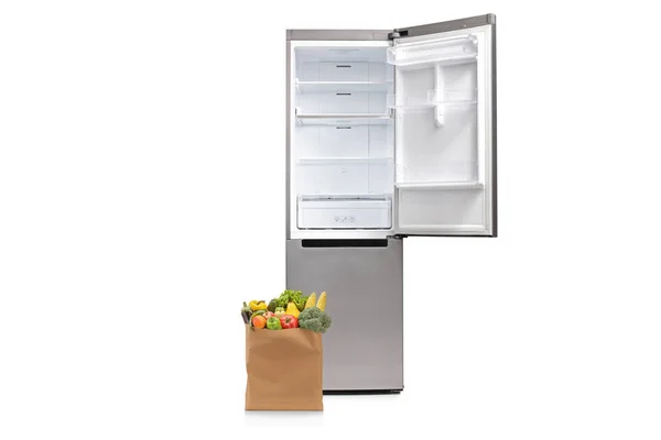 Продуктовий Мішок Підлозі Поруч Відкритим Порожнім Холодильником Ізольовано Білому Тлі — стокове фото