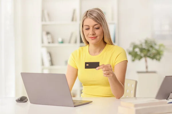 Young Woman Using Credit Card Laptop Computer Home — Stock fotografie