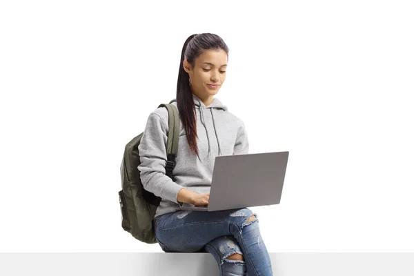 Studentin Sitzt Und Benutzt Einen Laptop Auf Weißem Hintergrund — Stockfoto