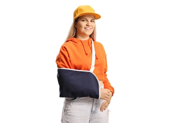Junge Frau Mit Gebrochenem Arm Trägt Eine Armschiene Isoliert Auf — Stockfoto