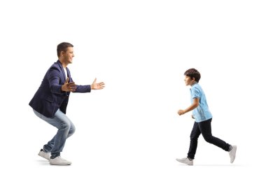 Mutlu babasıyla buluşmak için koşan bir çocuğun beyaz arka planda izole edilmiş uzun bir profil çekimi.