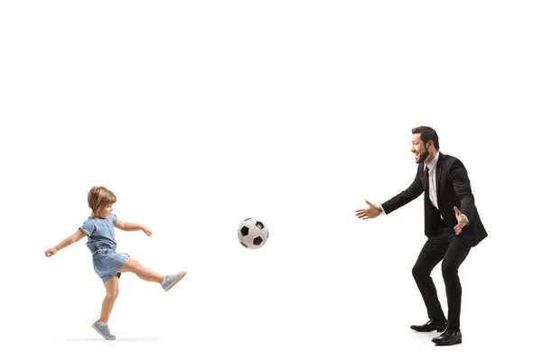Babasıyla Futbol Oynayan Küçük Bir Kızın Beyaz Arka Planda Izole — Stok fotoğraf
