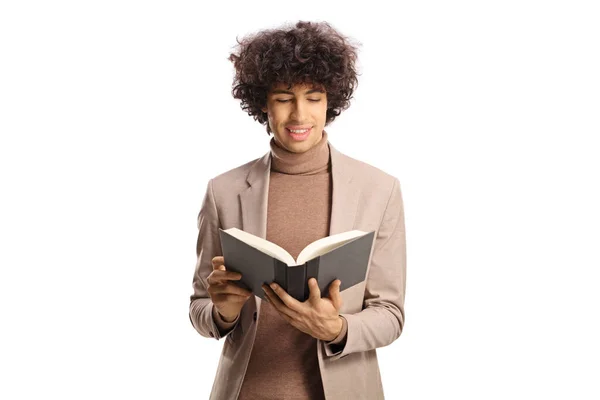 Fiatal Férfi Sötét Göndör Haj Olvasás Egy Könyvet Elszigetelt Fehér — Stock Fotó