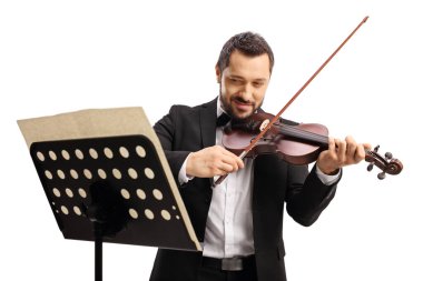 Kemancı, beyaz arka planda izole bir şekilde bir gazete standının önünde çalıyor. 