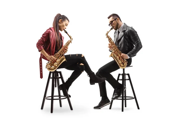 Moderne Jonge Saxofonisten Zittend Stoelen Optredend Geïsoleerd Witte Achtergrond — Stockfoto