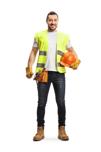 Portret Pracownika Budowlanego Trzymającego Kask Noszącego Pas Narzędziowy Uśmiechającego Się — Zdjęcie stockowe