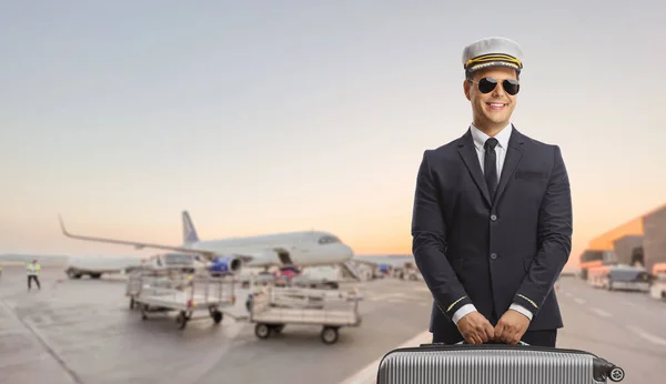 Pilot Carrying Suitcase Posing Airport Apron Planes Parked Back — Foto Stock