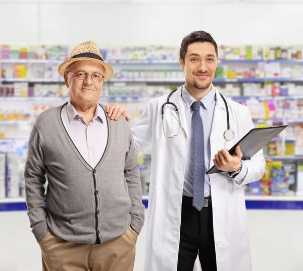 Doctor Elderly Male Patient Standing Pharmacy — Stockfoto