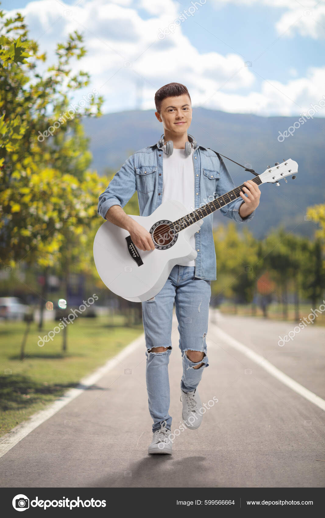 Menino Roqueiro Com Guitarra Foto de Stock - Imagem de vestido