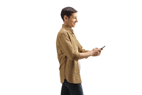 Молодой Человек Рубашке Джинсах Помощью Мобильного Телефона Изолированы Белом Фоне — стоковое фото