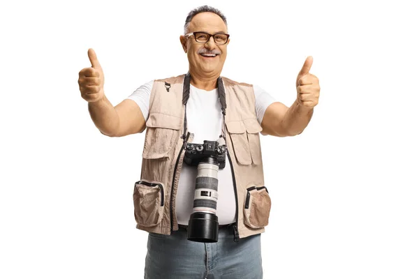 Ευτυχισμένο Ώριμο Αρσενικό Φωτογράφος Gesturing Αντίχειρες Επάνω Απομονώνονται Λευκό Φόντο — Φωτογραφία Αρχείου