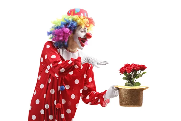 Клоун Виконує Чарівний Трюк Капелюхом Червоними Трояндами Ізольовані Білому Тлі — стокове фото