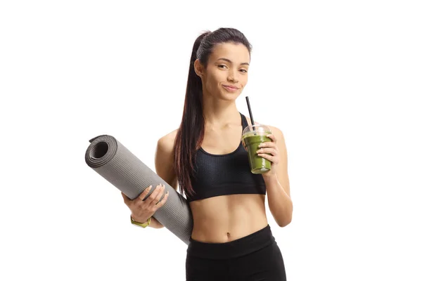 Slim Female Sportswear Holding Healthy Green Shake Cup Exercise Mat — Foto Stock