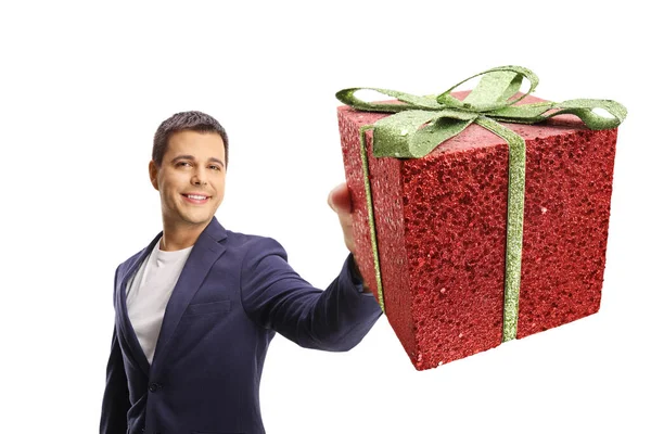 Счастливый Молодой Человек Показывает Блестящий Красный Подарочная Коробка Изолированы Белом — стоковое фото
