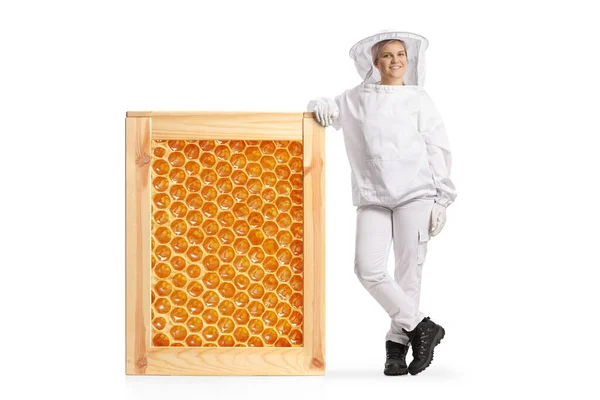 Молодая Женщина Пчеловод Форме Опирается Большую Раму Медового Сота Изолированную — стоковое фото