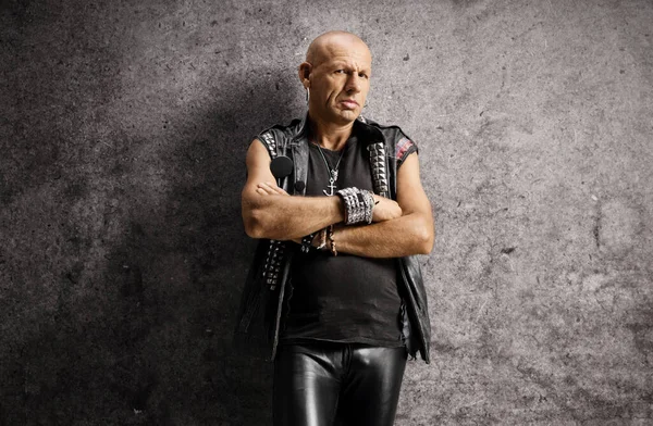 Bald Punk Leaning Rusty Wall Posing Crossed Arms — Stock Photo, Image