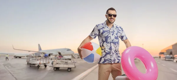 Man Suitcase Beach Ball Swimming Ring Posing Airport Apron — Stock Photo, Image