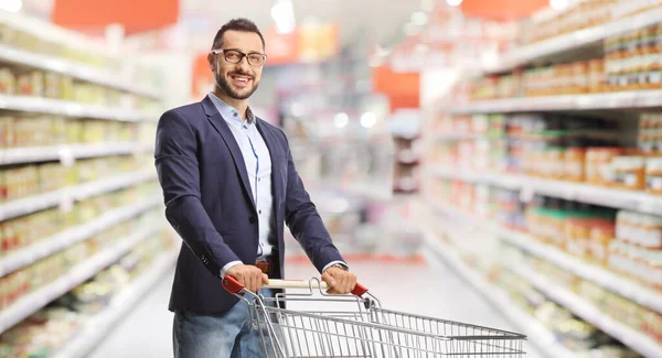 Young Professional Man Standing Empty Shopping Cart Supermarket — Stok fotoğraf