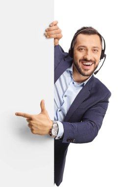 Boş bir panelin arkasında duran ve beyaz arka planda izole edilmiş profesyonel bir adam.