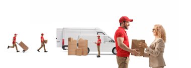 Kurye, beyaz arka planda izole edilmiş bir kadına bir paket teslim ediyor. 