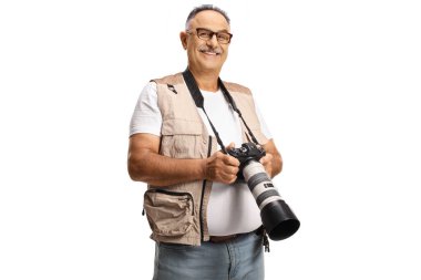 Beyaz arka planda izole edilmiş kayışlı kameralı olgun bir erkek fotoğrafçı.