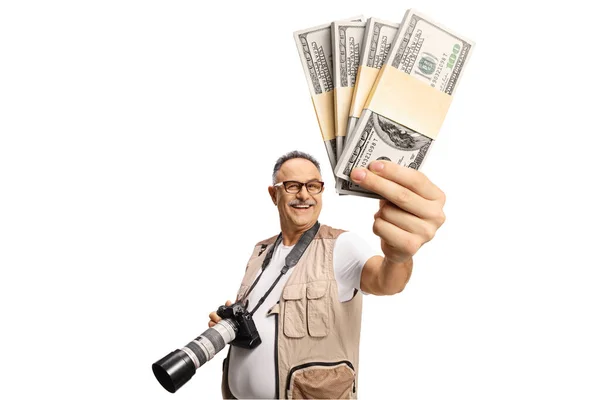 Fröhlich Reife Männliche Fotograf Hält Geld Isoliert Auf Weißem Hintergrund — Stockfoto