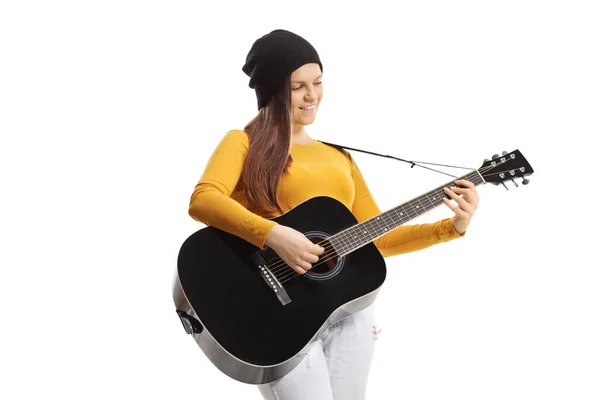 Jovem Músico Feminino Tocando Uma Guitarra Acústica Isolada Fundo Branco — Fotografia de Stock