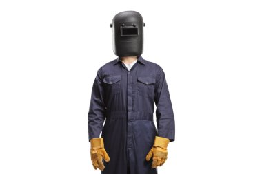 Üniformalı kaynakçı ve koruyucu maske beyaz arka planda izole edilmiş.
