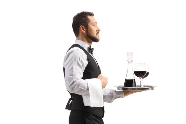 Bir Garsonun Gümüş Tepside Kırmızı Şarap Sürahisi Taşıdığı Beyaz Arka — Stok fotoğraf