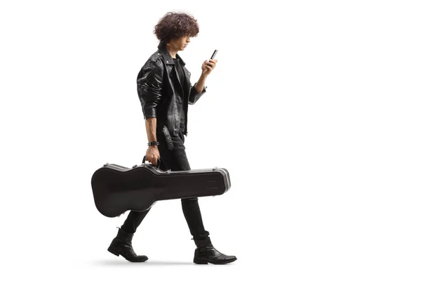 Pełny Profil Zdjęcia Młodego Muzyka Niosącego Futerał Gitary Korzystającego Smartfona — Zdjęcie stockowe