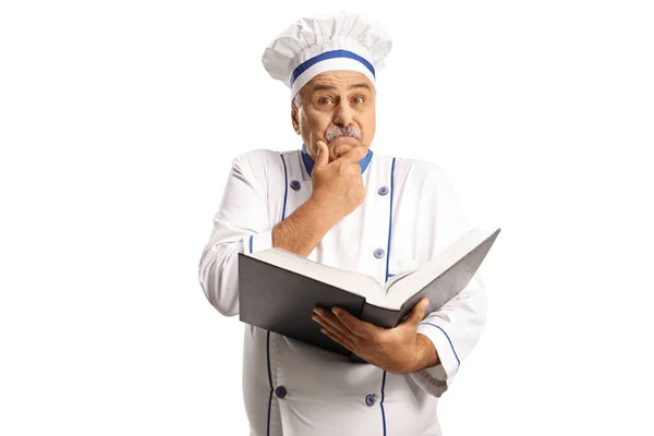 混淆不清的男厨师手里拿着一本白色背景的烹饪书 — 图库照片