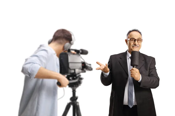 カメラマン記録男テレビホストとともにマイクジェスチャーとともに手隔離された白い背景 — ストック写真